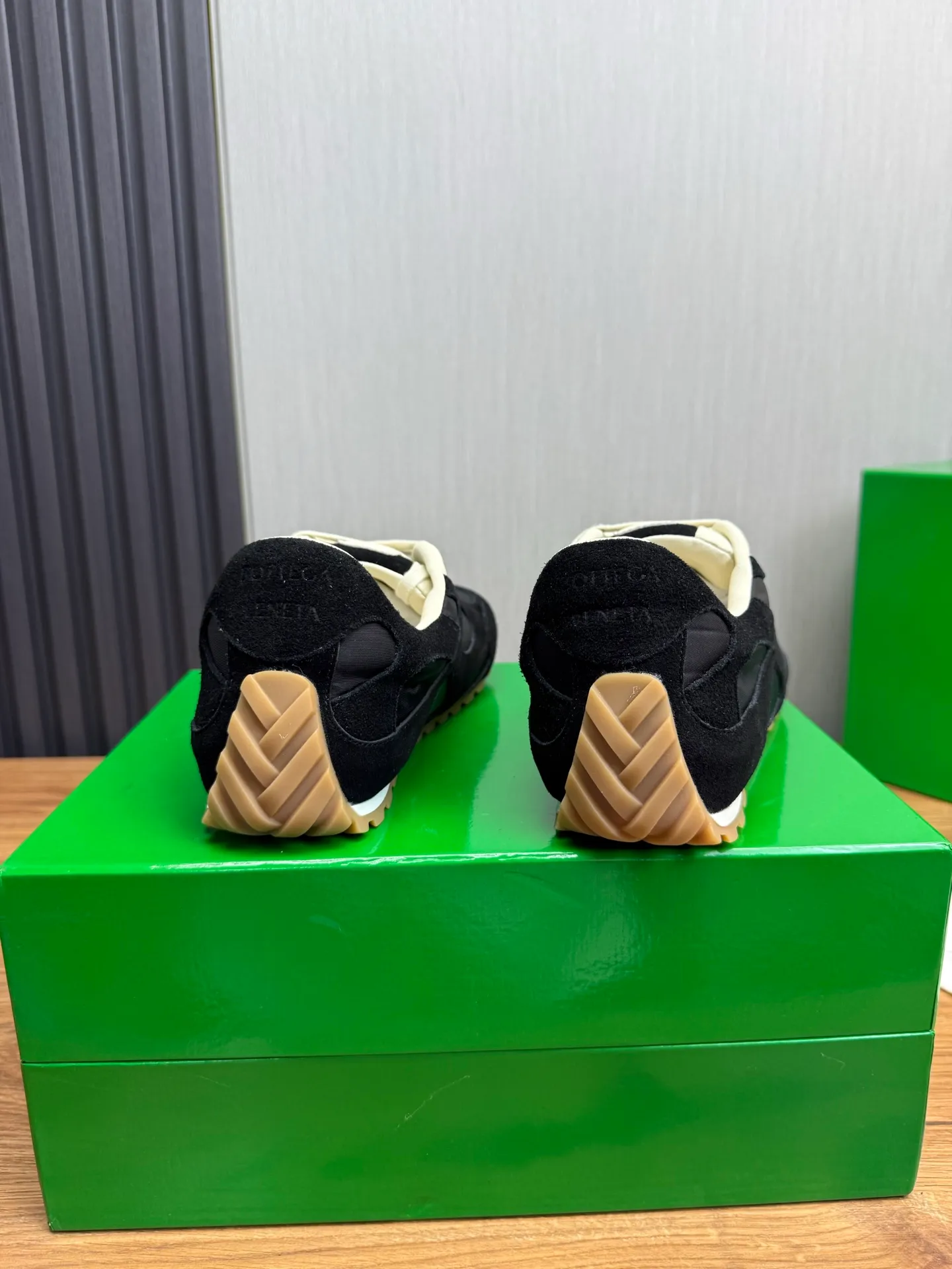 Men's men's shoes💰540💰 Bottega Veneta｜BV's new Forrest Gump shoes. Dexun shoes🩷💚 Sneaker technology nylon and suede, inspired by retro sneakers, light, comfortable, breathable and essential item. Original wear-resistant and non-slip rubber outsole❕❗️ Size: Female 35-40 (40 is custom-made and cannot be returned) Male 39-45 (45 is custom-made and cannot be returned or exchanged)